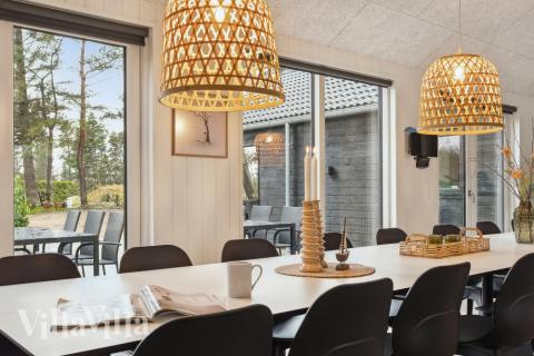 Det stora ljusa vardagsrummet i lyxstuga nr 627 för 20.