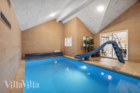 Den härliga poolen i lyxstuga nr 627 för 20 personer