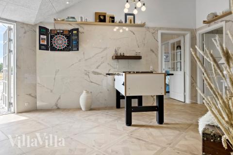 Lyxstuga 629 för 20 personer har ett stort aktivitetsrum med bl.a. biljard och dart