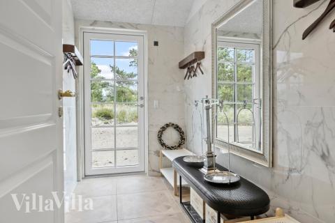 Den rymliga entrén i lyxstuga nr 629 i Sydjylland