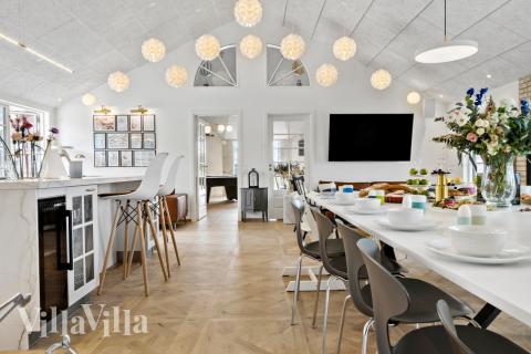 Det stora ljusa vardagsrummet i lyxstuga nr 629 för 20.