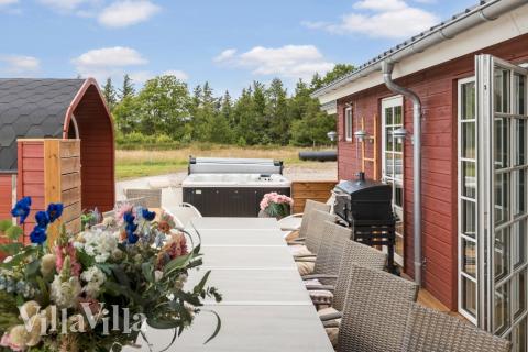 Lyxstuga nr 629 har en härlig terrass med sköna trädgårdsmöbler för 20 personer.