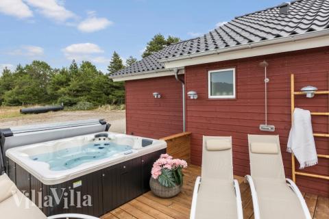Njut av spabadets värme i lyxstuga nr 629 i Sydjylland