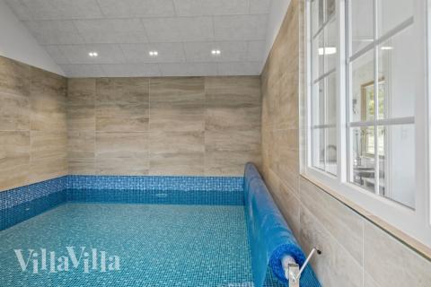 Sommarstuga 629 är inredd med en smakfull poolavdelning som har vattenrutschbana, ett stort inbyggt spapad och bastu