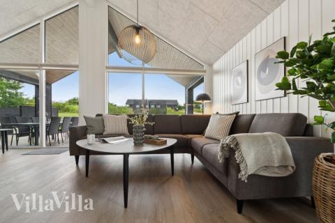 Soffhörnan i lyxstuga 631 i Sydjylland.