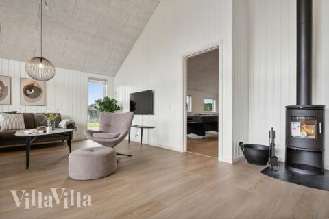 I soffhörnan i lyxstuga 631 i Sydjylland kan ni spela brädspel eller titta på film tillsammans.