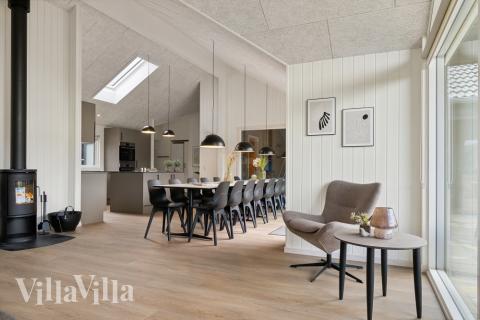 Det stora ljusa vardagsrummet i lyxstuga nr 631 för 18.