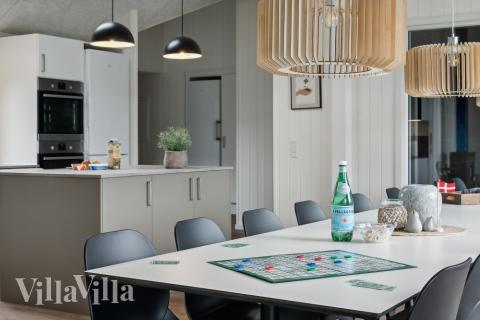 Det stora ljusa vardagsrummet i lyxstuga nr 632 för 18.