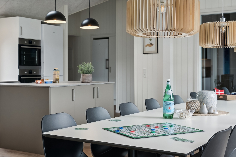 Det stora ljusa vardagsrummet i lyxstuga nr 632 för 18.