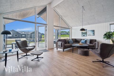 I soffhörnan i lyxstuga 632 i Sydjylland kan ni spela brädspel eller titta på film tillsammans.