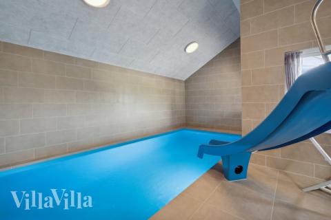 Sommarstuga 632 är inredd med en smakfull poolavdelning som har vattenrutschbana, ett stort inbyggt spapad och bastu