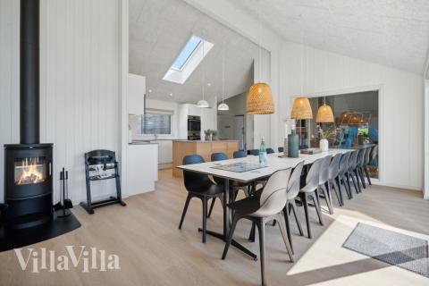 Vardagsrummet i lyxstuga nr. 633 har plats för 18 personer.