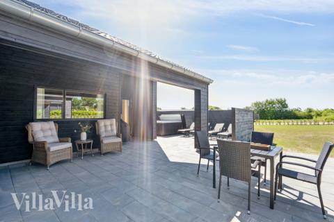 På terrassen i sommarhus nr 633 finns det plats för upp till 18 gäster.