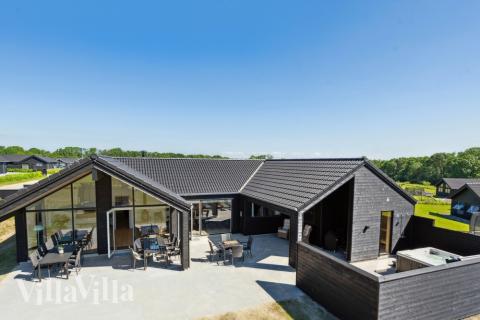 Den praktfulla poolstugan nr 633 med plats för 18 personer ligger i Sydjylland