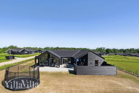 Den tjusiga sommarstugan nr 633 med gott om plats för upp till 18 personer