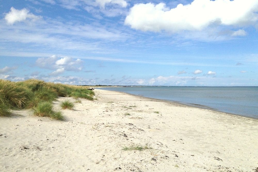 Den vackra stranden i närheten av lyxhus 634 vid Nordjylland.