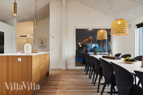 Vardagsrummet i lyxstuga nr. 634 har plats för 18 personer.