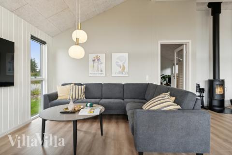 Soffhörnan i lyxstuga 634 i Nordjylland.