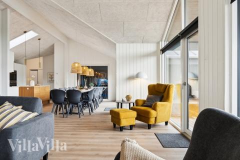 Det stora ljusa vardagsrummet i lyxstuga nr 634 för 18.