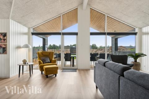 I soffhörnan i lyxstuga 634 i Nordjylland kan ni spela brädspel eller titta på film tillsammans.