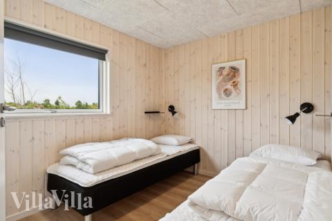 Ett av de 7 utmärkta sovrummen i lyxstuga nr 634 i Nordjylland.