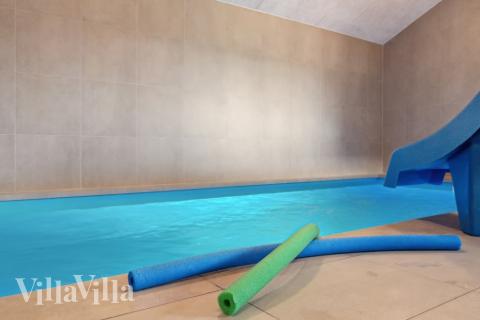 Den härliga poolen i lyxstuga nr 634 för 18 personer