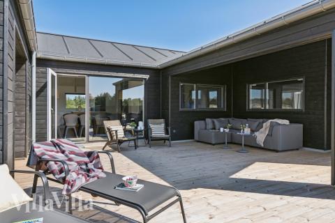 På terrassen i sommarhus nr 634 finns det plats för upp till 18 gäster.