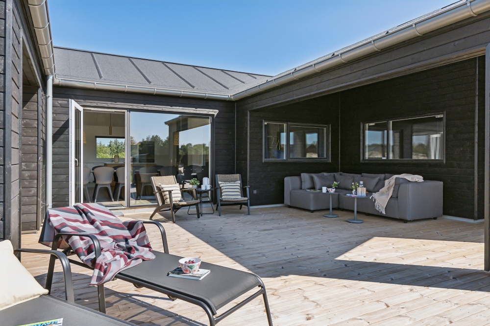På terrassen i sommarhus nr 634 finns det plats för upp till 18 gäster.