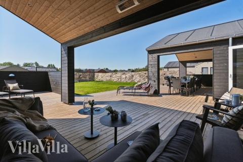 Stor terrass i lyxstuga nr 634 i Nordjylland.