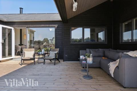 Njut av en grillkväll på terrassen i lyxstuga nr 634 i Nordjylland