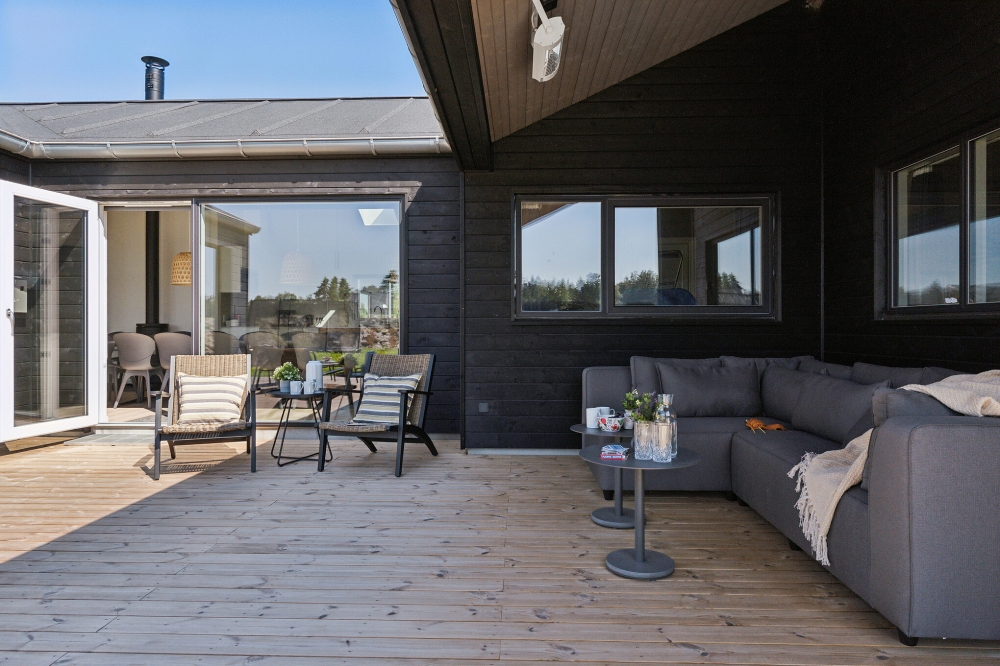 Njut av en grillkväll på terrassen i lyxstuga nr 634 i Nordjylland