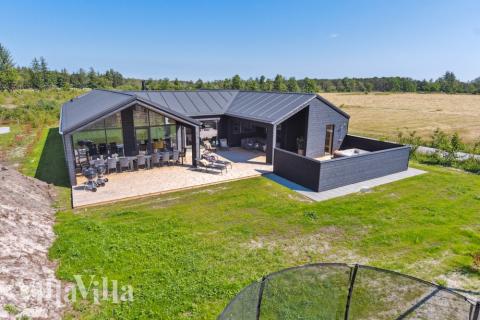 Den tjusiga sommarstugan nr 634 med gott om plats för upp till 18 personer