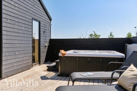 Njut av spabadets värme i lyxstuga nr 634 i Nordjylland