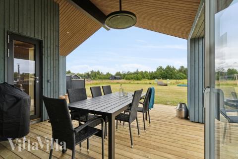 Lyxstuga nr 636 har en härlig terrass med sköna trädgårdsmöbler för 8 personer.