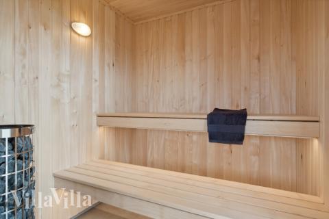 Njut av bastuvärmen i lyxstuga nr 636 för 8 personer