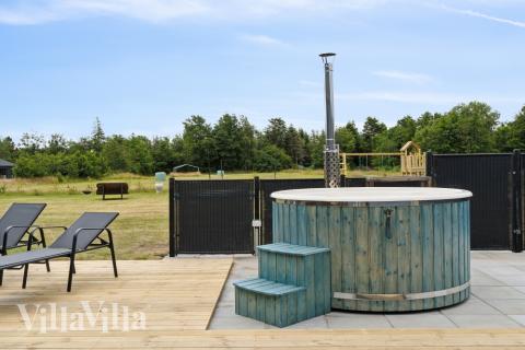 Till den trevliga sommarstugan nr 636 i Nordjylland erbjuds en mängd utomhusaktiviteter, t.ex. lektorn och gungor