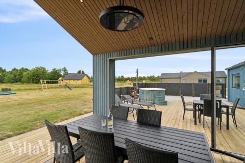 Njut av en grillkväll på terrassen i lyxstuga nr 636 i Nordjylland