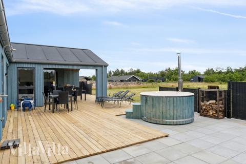 På terrassen i sommarhus nr 636 finns det plats för upp till 8 gäster.