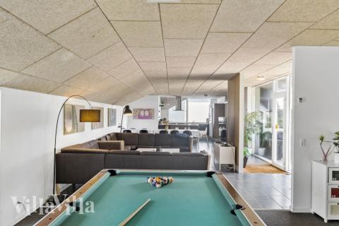 Lyxstuga 637 för 24 personer har ett stort aktivitetsrum med bl.a. biljard och dart