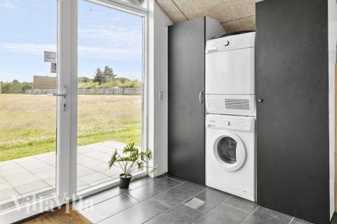 Den rymliga entrén i lyxstuga nr 637 i Nordjylland