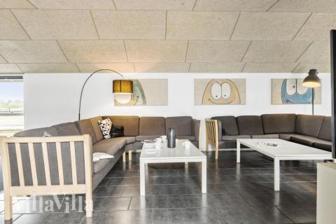 Soffhörnan i lyxstuga 637 i Nordjylland.