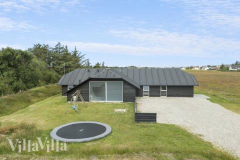 Den praktfulla poolstugan nr 637 med plats för 24 personer ligger i Nordjylland