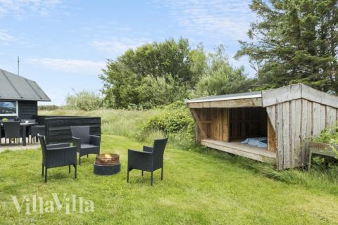 Till den trevliga sommarstugan nr 637 i Nordjylland erbjuds en mängd utomhusaktiviteter, t.ex. lektorn och gungor