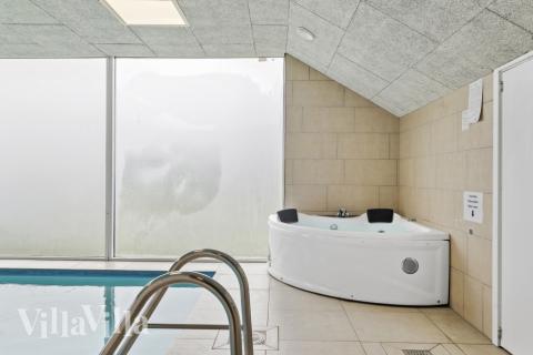 Njut av spabadets värme i lyxstuga nr 637 i Nordjylland