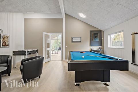 Förutom de många timmar som du kan tillbringa i stugans poolavdelning erbjuder lyxstuga 638 även biljard, bordtennis och dart