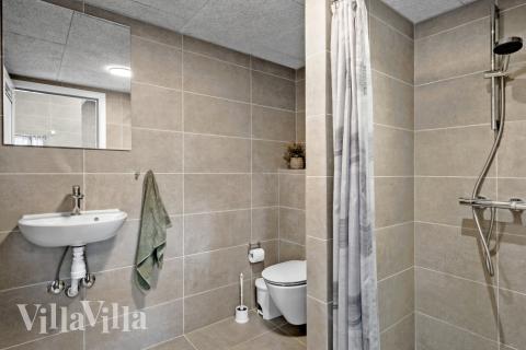 Ett duschrum finns i lyxstuga nr 638 för 16 personer.