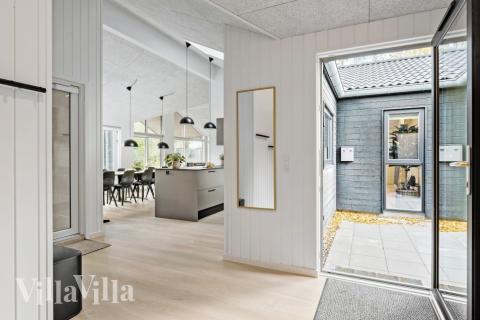 Den rymliga entrén i lyxstuga nr 638 i Nordsjälland