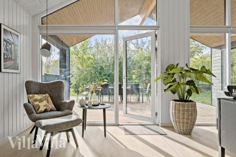 I soffhörnan i lyxstuga 638 i Nordsjälland kan ni spela brädspel eller titta på film tillsammans.