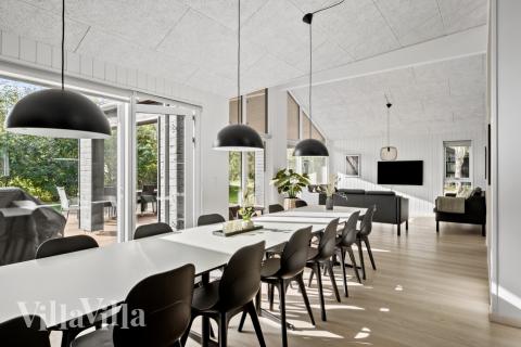 Det stora ljusa vardagsrummet i lyxstuga nr 638 för 16.