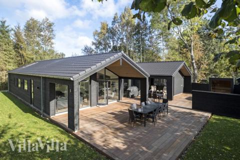 Den praktfulla poolstugan nr 638 med plats för 16 personer ligger i Nordsjälland